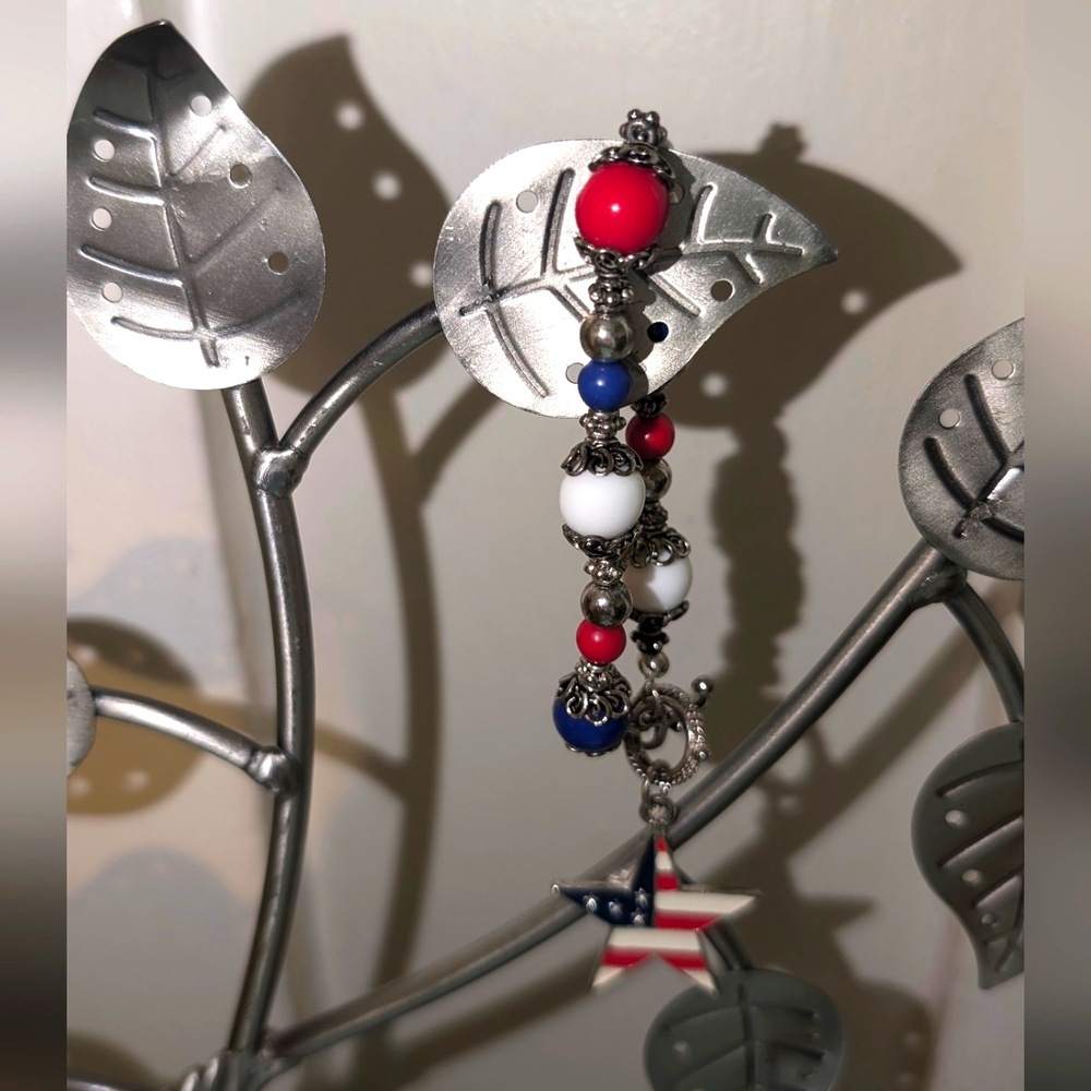 Vintage American Flag Star Charm Red White Blue Beaded Bracelet 6"